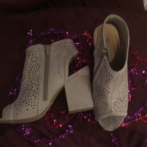 Light grey open toe boots